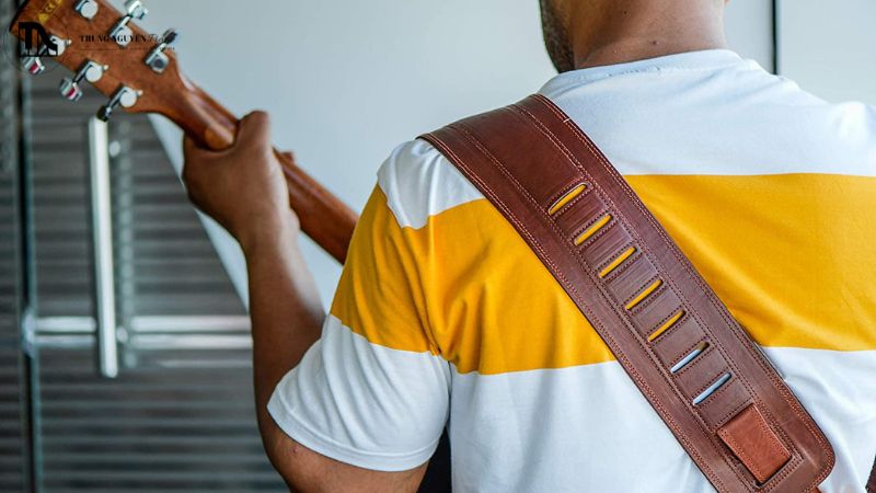 Dây đeo Guitar bản rộng: Giảm áp lực vai, chơi lâu thoải mái 5 Cách sử dụng dây đeo guitar đúng
