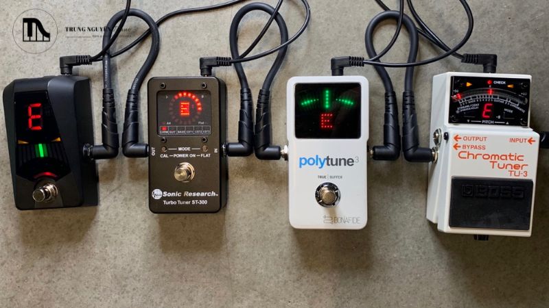 Tuner Kẹp là loại máy lên dây guitar hoạt động dựa trên cảm biến áp điện để đo tần số