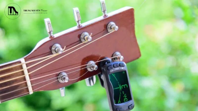 Tuner kẹp hoạt động dựa trên cảm biến rung