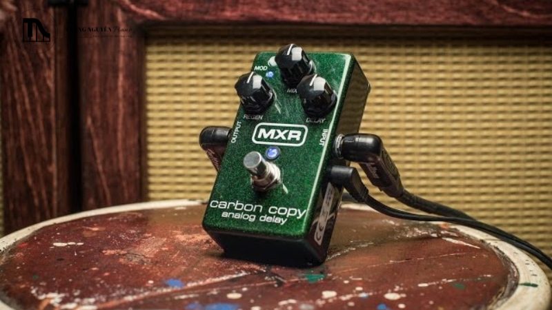 Overdrive, Dist, Delay là gì? Chi tiết Pedal Guitar điện cơ bản cho người mới 9 Một chút Delay sẽ làm cho câu solo của bạn nghe hoành tráng và vang xa hơn