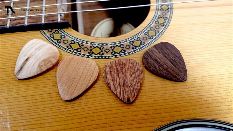 Pick gảy guitar gỗ mang lại âm thanh dày, ấm và tự nhiên hơn so với nhựa