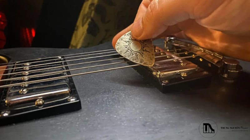 Pick gảy guitar kim loại