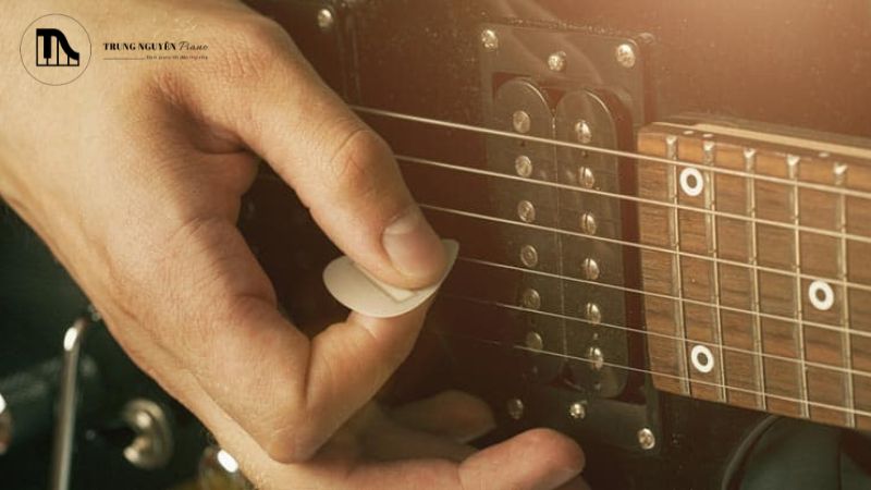Pick Guitar: Độ dày, chất liệu, hình dáng có ảnh hưởng đến âm thanh? 10 Người chơi guitar điện thường dùng pick trung bình đến dày để kiểm soát tốt hơn