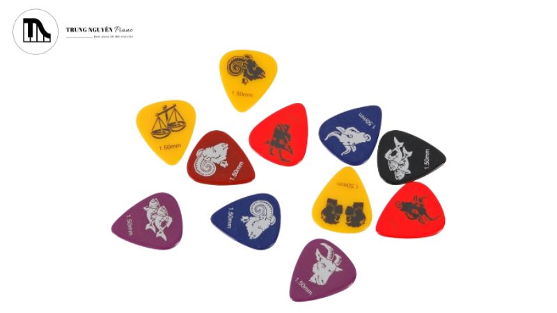Pick Guitar: Độ dày, chất liệu, hình dáng có ảnh hưởng đến âm thanh? 5 Chất liệu này mềm dẻo, bền và thường có bề mặt nhám hoặc vân nổi để tăng độ bám (grip)