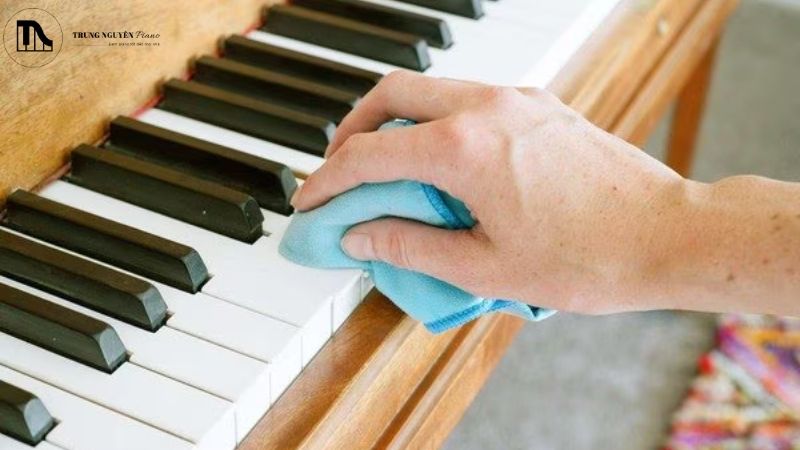 Khăn lau thông thường có thể gây trầy xước, để lại xơ vải