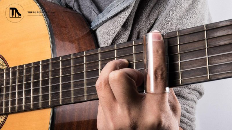 Bề mặt nhẵn giúp slide trượt trên dây êm ái