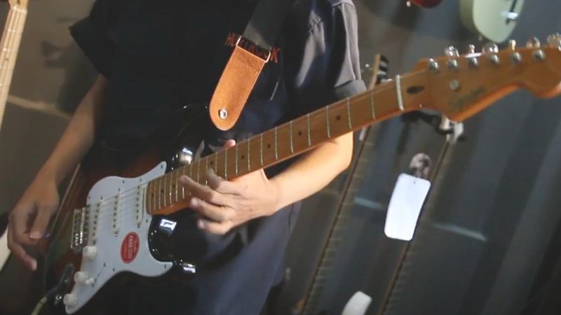 Trọng lượng cân đối giúp người chơi giữ đàn lâu mà không mỏi