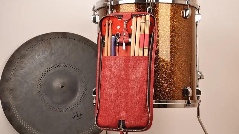 Cẩm nang chọn túi đựng dùi trống & phụ kiện cho người chơi trống 7 Treo túi đựng dùi trống đúng cách giúp giữ phom và kéo dài tuổi thọ