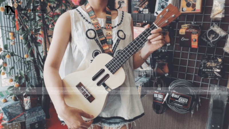 Chơi thử Ukulele tại cửa hàng, kiểm tra action của dây đàn trước khi mua