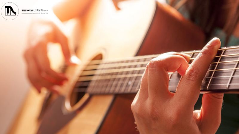 Dây đeo Guitar bản rộng: Giảm áp lực vai, chơi lâu thoải mái 1 Lý do chơi guitar lâu bị mỏi vai