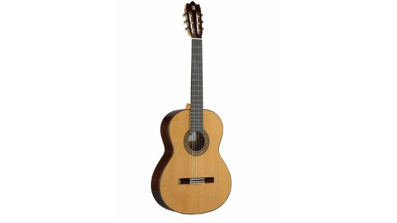 Đàn guitar Alhambra 4P được chế tác thủ công tại Tây Ban Nha với thiết kế tinh xảo