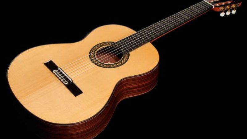 Tránh để đàn tiếp xúc trực tiếp với ánh nắng mặt trời hoặc cửa sổ