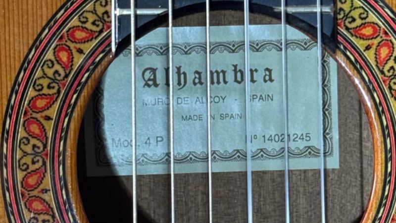 Kiểm tra tem và số series trên đàn để xác minh nguồn gốc Alhambra 4P thật