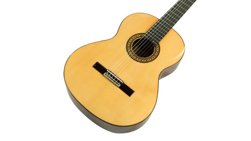 Mặt đàn Alhambra 4P làm từ gỗ thịt nguyên tấm Solid Top cho âm vang tự nhiên