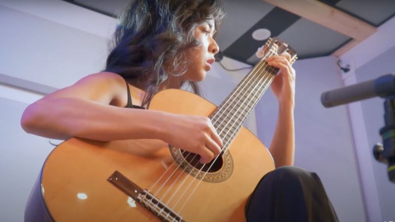 Cần đàn Alhambra 4P có tiết diện vừa phải, cầm nắm chắc chắn và thoải mái