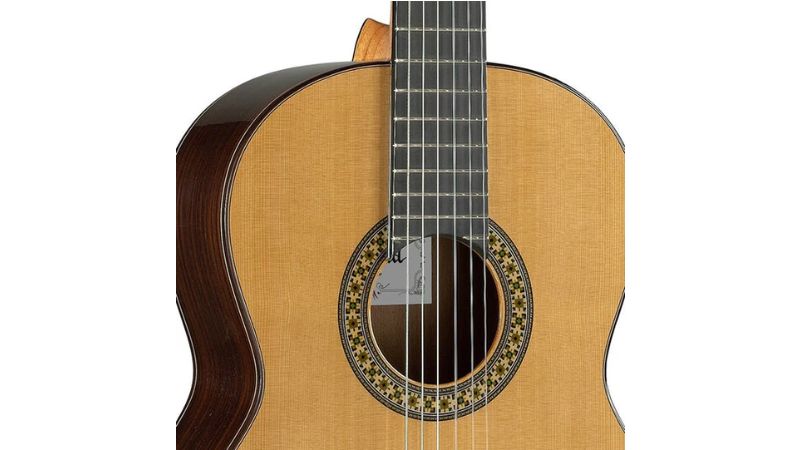 Kiểm tra kỹ lớp sơn đàn Alhambra 4P đảm bảo bóng mịn và không trầy xước