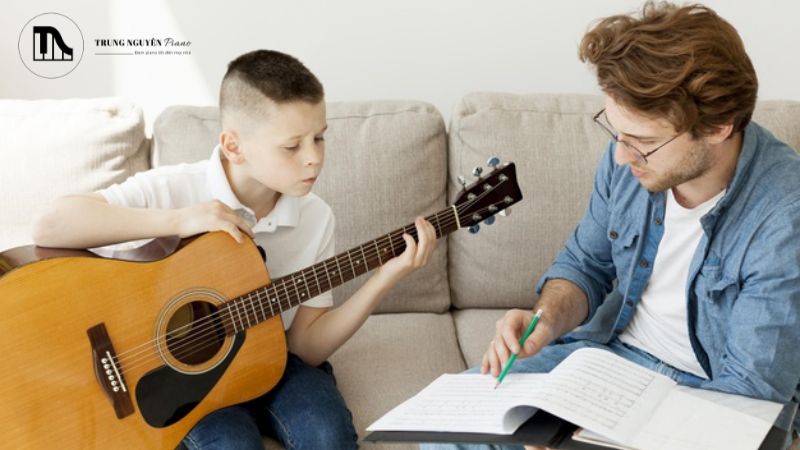 Chơi Piano & Guitar: Bài tập phối hợp tay mắt tốt nhất cho não bộ 13 Học nhạc cụ là một trong những hoạt động tốt nhất để giữ cho não bộ của người lớn tuổi luôn minh mẫn