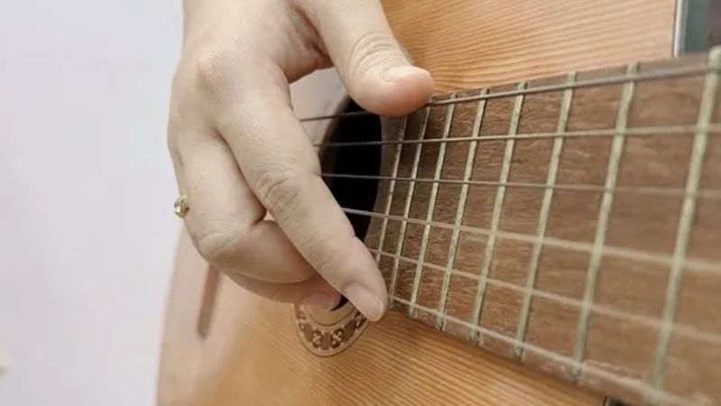 Action đàn thấp giúp bấm dây nhẹ hơn, giảm đau ngón cho người mới