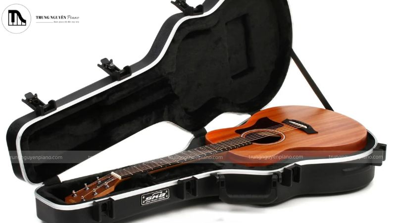 So sánh Gig Bag vs Hard Shell Case: Chọn bao đàn Guitar điện nào tốt nhất? 4 Chốt khóa kim loại chắc chắn trên chiếc Hard Case