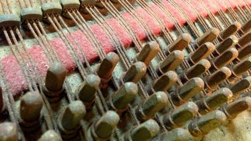 Bảo quản đàn piano không dùng dài hạn: Hướng dẫn A-Z 1 Dây đàn piano rỉ sét khi không được bảo quản trong điều kiện độ ẩm phù hợp