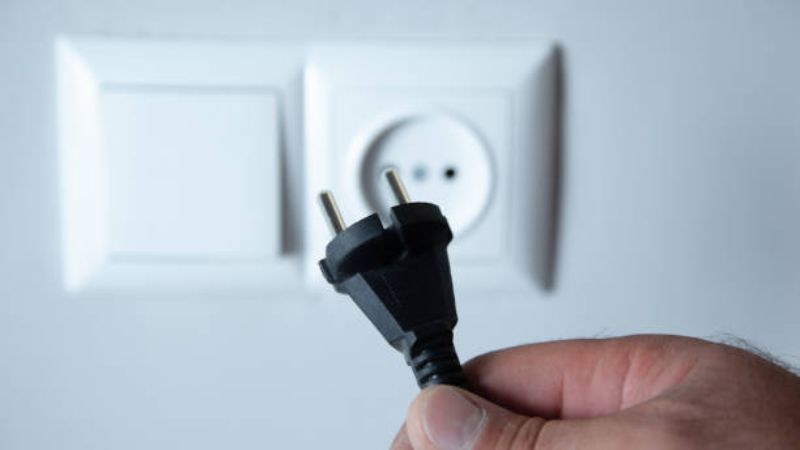 Bảo quản đàn piano không dùng dài hạn: Hướng dẫn A-Z 4 Phích cắm piano điện được rút ra để phòng ngừa rủi ro chập cháy