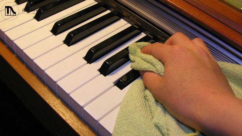 Vệ sinh bề mặt và phím đàn