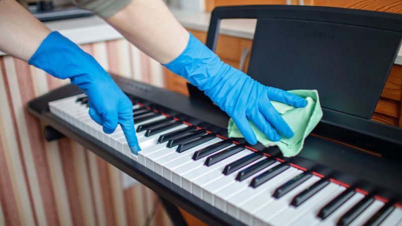 Lau bàn phím piano điện bằng khăn microfiber giúp giữ bề mặt sạch sẽ