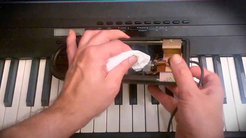 Lau bụi pedal và cổng kết nối định kỳ giúp kéo dài tuổi thọ