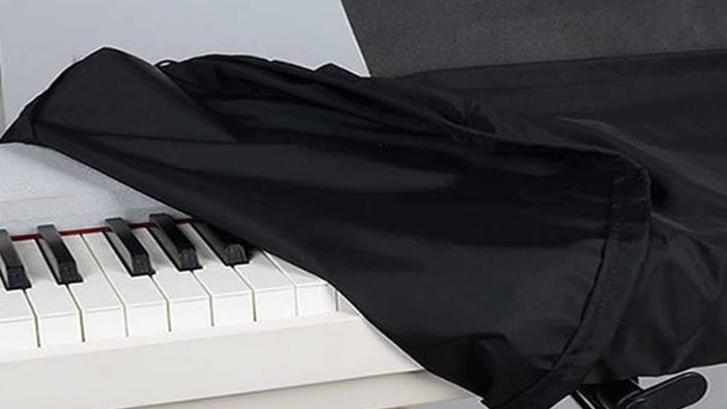 Phủ khăn chuyên dụng giúp bảo vệ đàn piano điện khỏi bụi bẩn