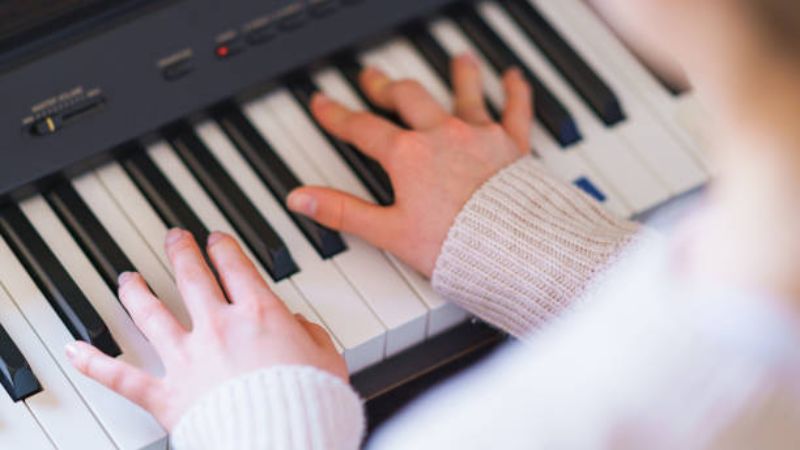 Chơi đàn mỗi ngày giúp giữ linh kiện hoạt động ổn định và kéo dài tuổi thọ đàn