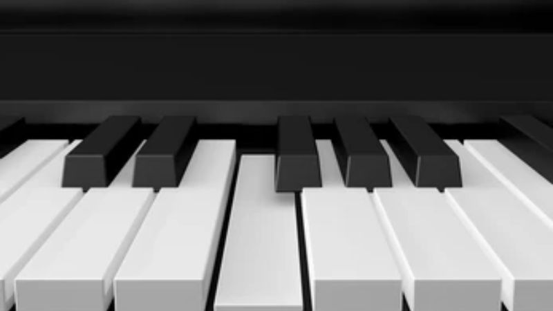 Các phím đàn bị dính và nảy chậm là dấu hiệu điển hình do ẩm hoặc bụi tích tụ