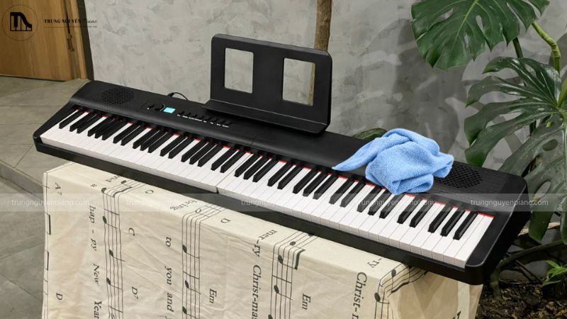 Chỉ sử dụng khăn ẩm nhẹ, tuyệt đối không để nước lọt vào kẽ phím