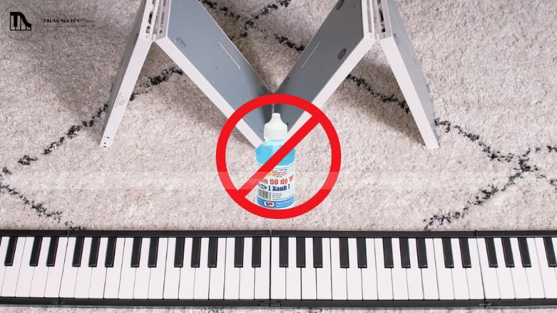 Không sử dụng cồn, xăng hay dung môi để vệ sinh đàn piano gấp gọn