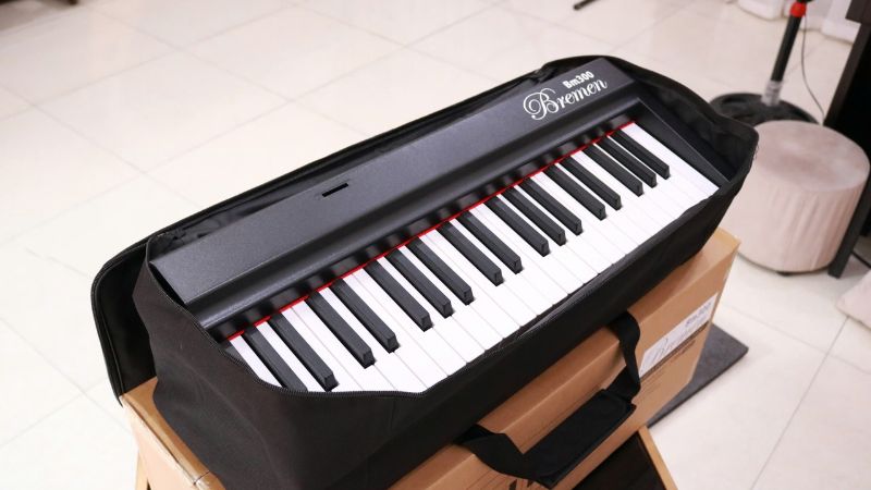 Đặt đàn piano gấp gọn vào túi đựng chuyên dụng để bảo vệ khi di chuyển