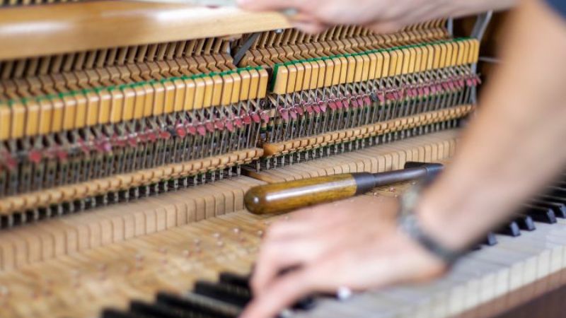 Chi phí lên dây Piano cơ: Tại nhà hay cửa hàng tốt và rẻ hơn? 1 Lên dây đàn piano cơ giúp âm thanh chuẩn xác và duy trì tuổi thọ nhạc cụ