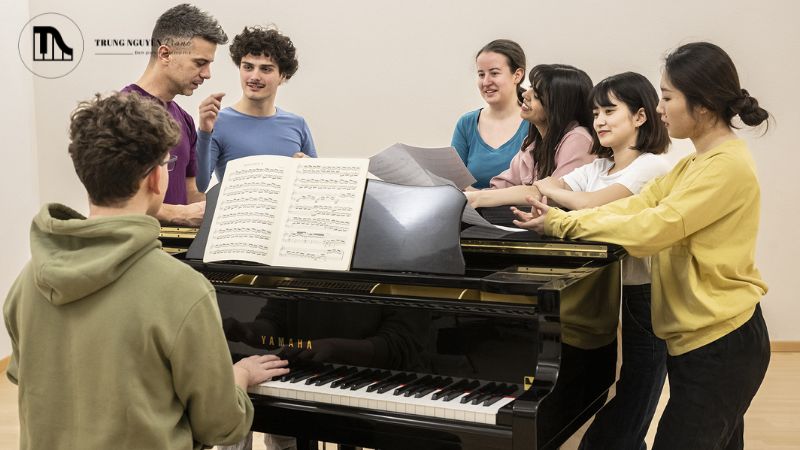 Solfège trong phương pháp Dalcroze tập trung vào việc rèn luyện tai nghe