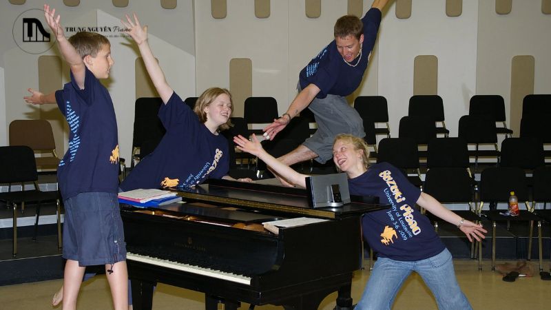 Chuyển động toàn thân trong Dalcroze giúp giải phóng những căng cứng