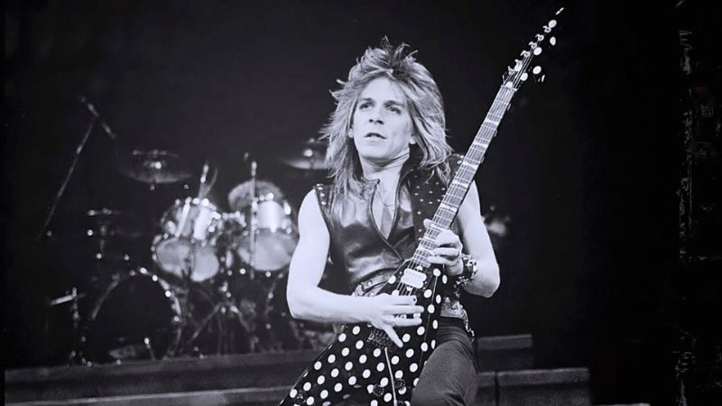 Randy Rhoads và cây Flying V mang âm thanh đặc trưng rock