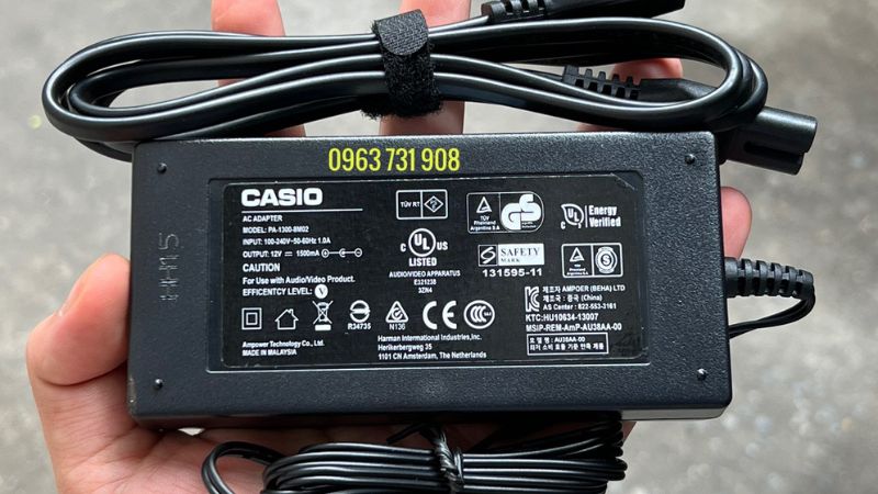 Đàn organ bị mất tiếng, méo tiếng: Hướng dẫn tự sửa & khi nào gọi thợ 3 Kiểm tra adapter nguồn để đảm bảo đàn Organ nhận đủ điện áp và dòng điện