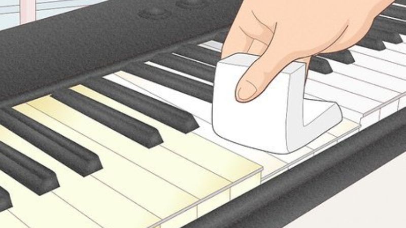 Đàn organ bị mất tiếng, méo tiếng: Hướng dẫn tự sửa & khi nào gọi thợ 4 Không xịt nước hoặc dung dịch trực tiếp lên đàn khi vệ sinh