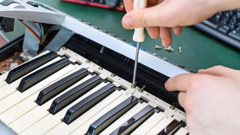 Đàn organ bị mất tiếng, méo tiếng: Hướng dẫn tự sửa & khi nào gọi thợ 5 Kỹ thuật viên đang kiểm tra đàn Organ bằng thiết bị chuyên dụng