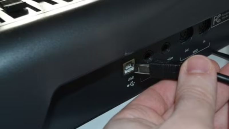 Cổng USB đàn organ bị bụi bẩn gây lỗi kết nối