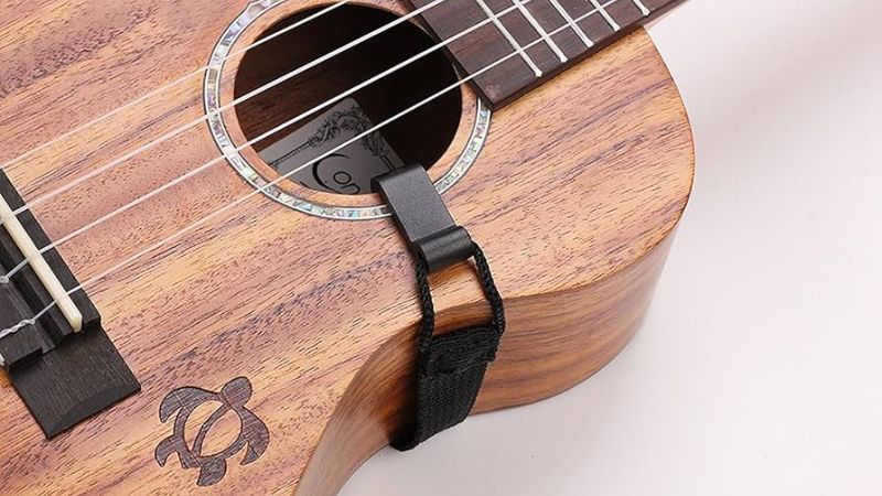 Dây đeo ukulele có cần móc vào thùng đàn không? Các loại phổ biến 2 Móc đeo ukulele với đệm mềm đảm bảo an toàn cho mặt đàn