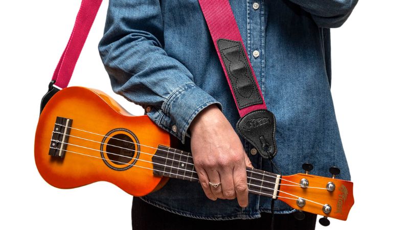 Dây đeo ukulele có cần móc vào thùng đàn không? Các loại phổ biến 3 Chốt cài dây đeo ukulele được lắp chắc chắn ở đáy và gót cần đàn