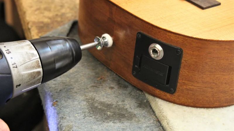 Dây đeo ukulele có cần móc vào thùng đàn không? Các loại phổ biến 7 Lắp chốt đeo ukulele nên được thực hiện bởi kỹ thuật viên chuyên nghiệp