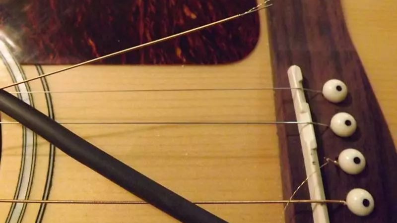 Dây Guitar mới thay hay đứt là một trong những vấn đề phổ biến