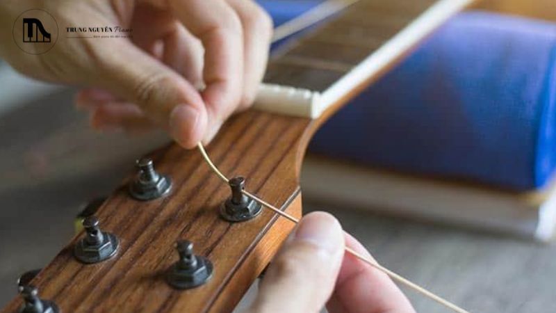 Xoay thử các khóa đàn để đảm bảo chúng hoạt động trơn tru.