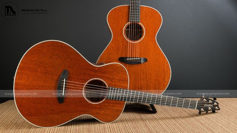Cây guitar có cần đàn bằng gỗ Mahogany với màu nâu đỏ ấm áp đặc trưng