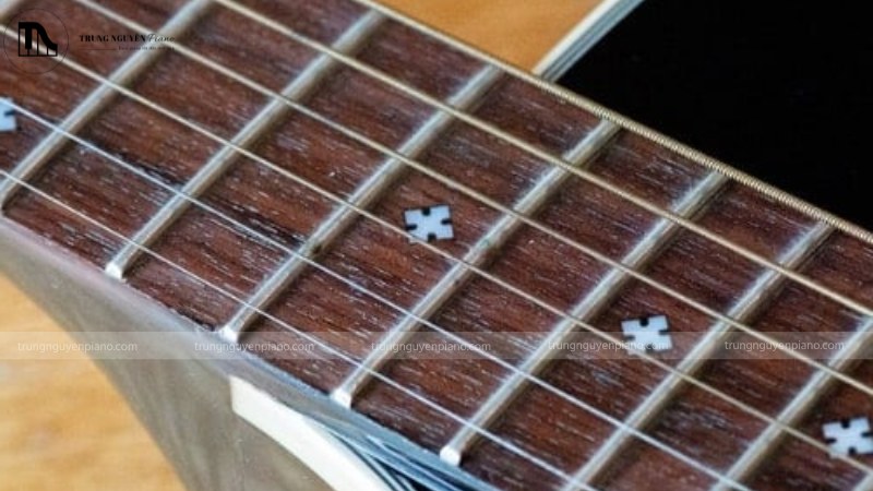 Mặt phím Rosewood với màu nâu sẫm và vân gỗ đặc trưng