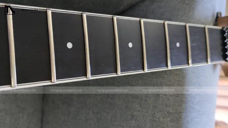 Mặt phím gỗ Ebony đen tuyền, bóng mịn, toát lên vẻ sang trọng